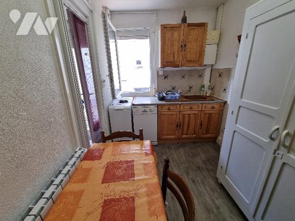 Appartement en plain pied situé dans une petite copropriété, proche de la mer et des commerces.
