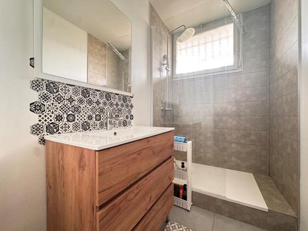 EXCLUSIVITE  : T4 RÉNOVÉ , 1ER ETAGE,3 CHAMBRES, 2 BALCONS EXTÉRIEURS & GRANDE CAVE-ATELIER