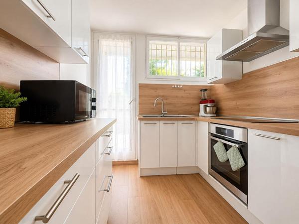EXCLUSIVITE  : T4 RÉNOVÉ , 1ER ETAGE,3 CHAMBRES, 2 BALCONS EXTÉRIEURS & GRANDE CAVE-ATELIER