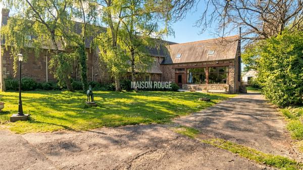 Manoir du XIVe siècle avec dépendances, gîte et 8,5 hectares de terrain Propriété de prestige entre mer et campagne
