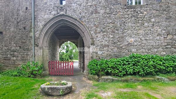Manoir du XIVe siècle avec dépendances, gîte et 8,5 hectares de terrain Propriété de prestige entre mer et campagne