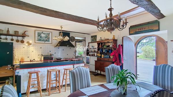 Manoir du XIVe siècle avec dépendances, gîte et 8,5 hectares de terrain Propriété de prestige entre mer et campagne
