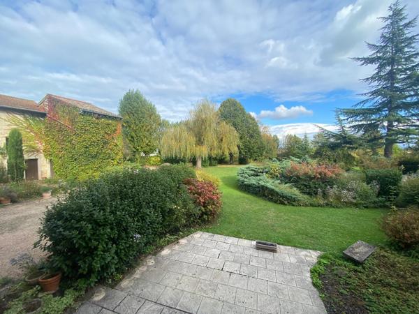 Grande propriété divisible sur terrain constructible