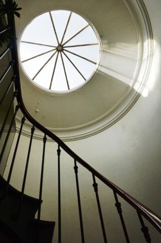 Versailles Rive-Droite Appartement 4 pièces 79.32 m² carrez situé au 1er étage avec cave et local vélos €695 000 ** - Référence 25412