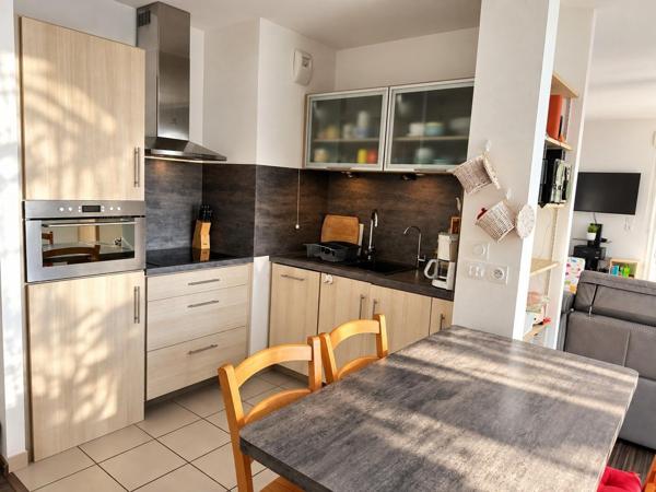 Appartement T3 avec jardin privatif et terrasse à seulement 10 minutes à pied du centre-ville