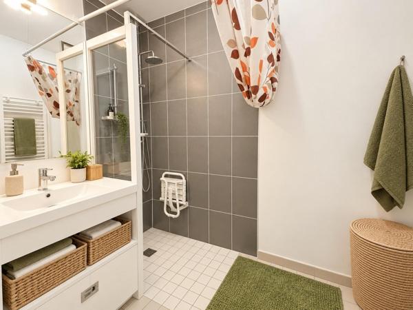 Appartement T3 avec jardin privatif et terrasse à seulement 10 minutes à pied du centre-ville