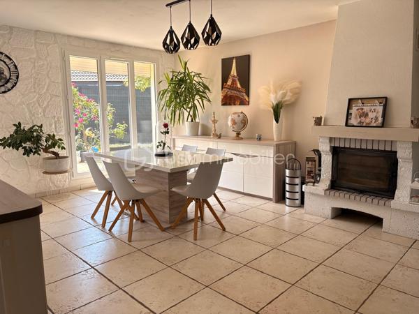Dans un lotissement calme de Plessis-Le-Roi, vous pourrez avoir accès à toutes les commodités à pied de chez vous !
Ecoles, commerces, loisirs et transports sont à quelques minutes de cette maison.
Voici comment elle se compose :

Au rez-de-chaussée, vous arrivez sur une entrée avec un rangement pour vos chaussures et manteaux.
Ensuite, un beau volume ouvert avec un salon, une salle à manger et une cuisine aménagée et équipée. 
La salle à manger a un accès direct sur la terrasse, un indispensable pour manger un barbecue (qui reste) cet été !  Et dans le salon, il y a une cheminée pour les prochains hivers ! 

Au 1er étage, un escalier en colimaçon donne accès au palier avec un grand rangement.
Après ,il y a 3 chambres dont 1 avec son balcon privé !
Et pour finir une grande salle de bains avec baignoire d'angle, meuble vasque avec rangement et w.c. 

Concernant le jardin, il est clos, l'arrière est bien exposé et sans vis-à-vis !

La maison est bien entretenue, et elle vous attends !
Contactez-moi pour une visite.