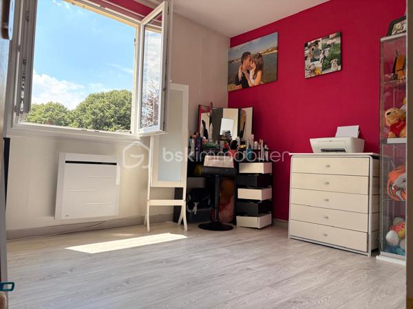 Dans un lotissement calme de Plessis-Le-Roi, vous pourrez avoir accès à toutes les commodités à pied de chez vous !
Ecoles, commerces, loisirs et transports sont à quelques minutes de cette maison.
Voici comment elle se compose :

Au rez-de-chaussée, vous arrivez sur une entrée avec un rangement pour vos chaussures et manteaux.
Ensuite, un beau volume ouvert avec un salon, une salle à manger et une cuisine aménagée et équipée. 
La salle à manger a un accès direct sur la terrasse, un indispensable pour manger un barbecue (qui reste) cet été !  Et dans le salon, il y a une cheminée pour les prochains hivers ! 

Au 1er étage, un escalier en colimaçon donne accès au palier avec un grand rangement.
Après ,il y a 3 chambres dont 1 avec son balcon privé !
Et pour finir une grande salle de bains avec baignoire d'angle, meuble vasque avec rangement et w.c. 

Concernant le jardin, il est clos, l'arrière est bien exposé et sans vis-à-vis !

La maison est bien entretenue, et elle vous attends !
Contactez-moi pour une visite.