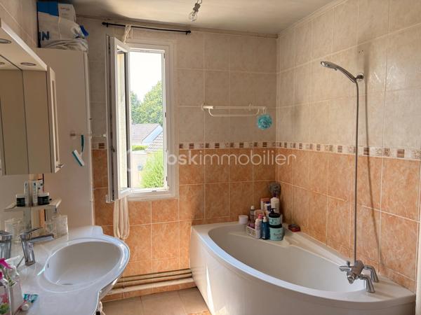 Dans un lotissement calme de Plessis-Le-Roi, vous pourrez avoir accès à toutes les commodités à pied de chez vous !
Ecoles, commerces, loisirs et transports sont à quelques minutes de cette maison.
Voici comment elle se compose :

Au rez-de-chaussée, vous arrivez sur une entrée avec un rangement pour vos chaussures et manteaux.
Ensuite, un beau volume ouvert avec un salon, une salle à manger et une cuisine aménagée et équipée. 
La salle à manger a un accès direct sur la terrasse, un indispensable pour manger un barbecue (qui reste) cet été !  Et dans le salon, il y a une cheminée pour les prochains hivers ! 

Au 1er étage, un escalier en colimaçon donne accès au palier avec un grand rangement.
Après ,il y a 3 chambres dont 1 avec son balcon privé !
Et pour finir une grande salle de bains avec baignoire d'angle, meuble vasque avec rangement et w.c. 

Concernant le jardin, il est clos, l'arrière est bien exposé et sans vis-à-vis !

La maison est bien entretenue, et elle vous attends !
Contactez-moi pour une visite.