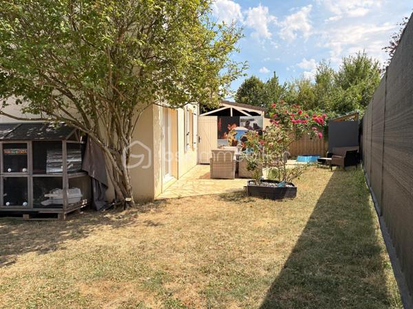 Dans un lotissement calme de Plessis-Le-Roi, vous pourrez avoir accès à toutes les commodités à pied de chez vous !
Ecoles, commerces, loisirs et transports sont à quelques minutes de cette maison.
Voici comment elle se compose :

Au rez-de-chaussée, vous arrivez sur une entrée avec un rangement pour vos chaussures et manteaux.
Ensuite, un beau volume ouvert avec un salon, une salle à manger et une cuisine aménagée et équipée. 
La salle à manger a un accès direct sur la terrasse, un indispensable pour manger un barbecue (qui reste) cet été !  Et dans le salon, il y a une cheminée pour les prochains hivers ! 

Au 1er étage, un escalier en colimaçon donne accès au palier avec un grand rangement.
Après ,il y a 3 chambres dont 1 avec son balcon privé !
Et pour finir une grande salle de bains avec baignoire d'angle, meuble vasque avec rangement et w.c. 

Concernant le jardin, il est clos, l'arrière est bien exposé et sans vis-à-vis !

La maison est bien entretenue, et elle vous attends !
Contactez-moi pour une visite.