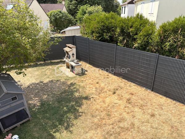 Dans un lotissement calme de Plessis-Le-Roi, vous pourrez avoir accès à toutes les commodités à pied de chez vous !
Ecoles, commerces, loisirs et transports sont à quelques minutes de cette maison.
Voici comment elle se compose :

Au rez-de-chaussée, vous arrivez sur une entrée avec un rangement pour vos chaussures et manteaux.
Ensuite, un beau volume ouvert avec un salon, une salle à manger et une cuisine aménagée et équipée. 
La salle à manger a un accès direct sur la terrasse, un indispensable pour manger un barbecue (qui reste) cet été !  Et dans le salon, il y a une cheminée pour les prochains hivers ! 

Au 1er étage, un escalier en colimaçon donne accès au palier avec un grand rangement.
Après ,il y a 3 chambres dont 1 avec son balcon privé !
Et pour finir une grande salle de bains avec baignoire d'angle, meuble vasque avec rangement et w.c. 

Concernant le jardin, il est clos, l'arrière est bien exposé et sans vis-à-vis !

La maison est bien entretenue, et elle vous attends !
Contactez-moi pour une visite.