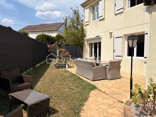 Dans un lotissement calme de Plessis-Le-Roi, vous pourrez avoir accès à toutes les commodités à pied de chez vous !
Ecoles, commerces, loisirs et transports sont à quelques minutes de cette maison.
Voici comment elle se compose :

Au rez-de-chaussée, vous arrivez sur une entrée avec un rangement pour vos chaussures et manteaux.
Ensuite, un beau volume ouvert avec un salon, une salle à manger et une cuisine aménagée et équipée. 
La salle à manger a un accès direct sur la terrasse, un indispensable pour manger un barbecue (qui reste) cet été !  Et dans le salon, il y a une cheminée pour les prochains hivers ! 

Au 1er étage, un escalier en colimaçon donne accès au palier avec un grand rangement.
Après ,il y a 3 chambres dont 1 avec son balcon privé !
Et pour finir une grande salle de bains avec baignoire d'angle, meuble vasque avec rangement et w.c. 

Concernant le jardin, il est clos, l'arrière est bien exposé et sans vis-à-vis !

La maison est bien entretenue, et elle vous attends !
Contactez-moi pour une visite.