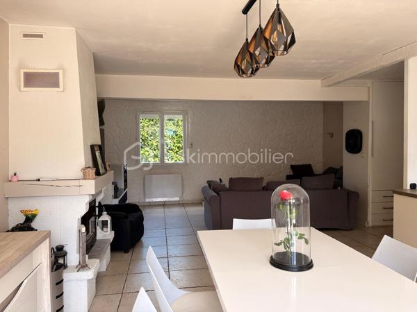 Dans un lotissement calme de Plessis-Le-Roi, vous pourrez avoir accès à toutes les commodités à pied de chez vous !
Ecoles, commerces, loisirs et transports sont à quelques minutes de cette maison.
Voici comment elle se compose :

Au rez-de-chaussée, vous arrivez sur une entrée avec un rangement pour vos chaussures et manteaux.
Ensuite, un beau volume ouvert avec un salon, une salle à manger et une cuisine aménagée et équipée. 
La salle à manger a un accès direct sur la terrasse, un indispensable pour manger un barbecue (qui reste) cet été !  Et dans le salon, il y a une cheminée pour les prochains hivers ! 

Au 1er étage, un escalier en colimaçon donne accès au palier avec un grand rangement.
Après ,il y a 3 chambres dont 1 avec son balcon privé !
Et pour finir une grande salle de bains avec baignoire d'angle, meuble vasque avec rangement et w.c. 

Concernant le jardin, il est clos, l'arrière est bien exposé et sans vis-à-vis !

La maison est bien entretenue, et elle vous attends !
Contactez-moi pour une visite.