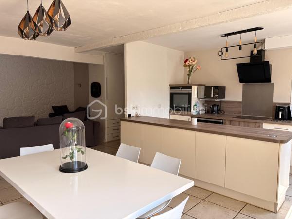 Dans un lotissement calme de Plessis-Le-Roi, vous pourrez avoir accès à toutes les commodités à pied de chez vous !
Ecoles, commerces, loisirs et transports sont à quelques minutes de cette maison.
Voici comment elle se compose :

Au rez-de-chaussée, vous arrivez sur une entrée avec un rangement pour vos chaussures et manteaux.
Ensuite, un beau volume ouvert avec un salon, une salle à manger et une cuisine aménagée et équipée. 
La salle à manger a un accès direct sur la terrasse, un indispensable pour manger un barbecue (qui reste) cet été !  Et dans le salon, il y a une cheminée pour les prochains hivers ! 

Au 1er étage, un escalier en colimaçon donne accès au palier avec un grand rangement.
Après ,il y a 3 chambres dont 1 avec son balcon privé !
Et pour finir une grande salle de bains avec baignoire d'angle, meuble vasque avec rangement et w.c. 

Concernant le jardin, il est clos, l'arrière est bien exposé et sans vis-à-vis !

La maison est bien entretenue, et elle vous attends !
Contactez-moi pour une visite.