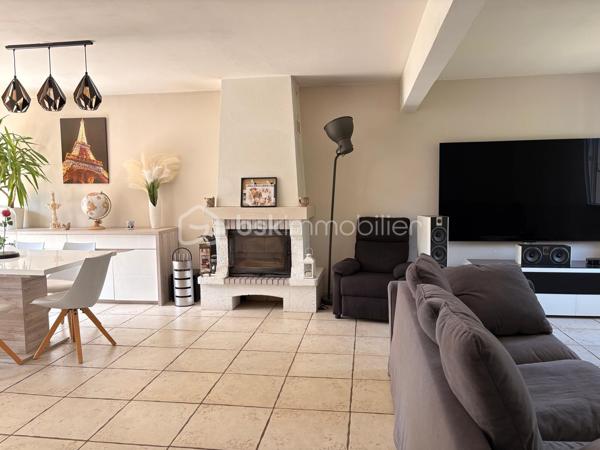 Dans un lotissement calme de Plessis-Le-Roi, vous pourrez avoir accès à toutes les commodités à pied de chez vous !
Ecoles, commerces, loisirs et transports sont à quelques minutes de cette maison.
Voici comment elle se compose :

Au rez-de-chaussée, vous arrivez sur une entrée avec un rangement pour vos chaussures et manteaux.
Ensuite, un beau volume ouvert avec un salon, une salle à manger et une cuisine aménagée et équipée. 
La salle à manger a un accès direct sur la terrasse, un indispensable pour manger un barbecue (qui reste) cet été !  Et dans le salon, il y a une cheminée pour les prochains hivers ! 

Au 1er étage, un escalier en colimaçon donne accès au palier avec un grand rangement.
Après ,il y a 3 chambres dont 1 avec son balcon privé !
Et pour finir une grande salle de bains avec baignoire d'angle, meuble vasque avec rangement et w.c. 

Concernant le jardin, il est clos, l'arrière est bien exposé et sans vis-à-vis !

La maison est bien entretenue, et elle vous attends !
Contactez-moi pour une visite.