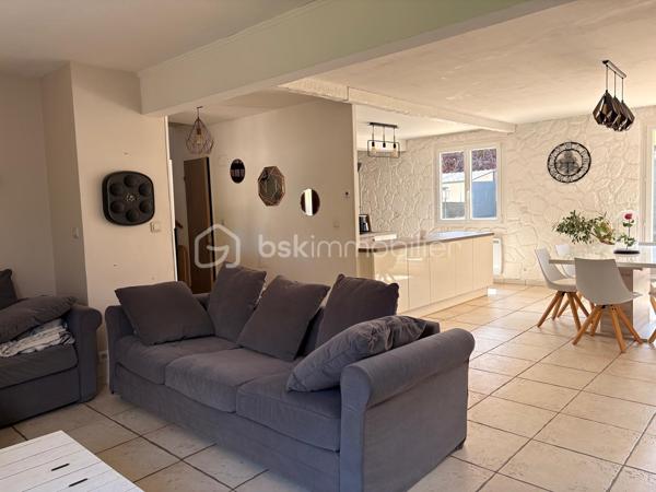 Dans un lotissement calme de Plessis-Le-Roi, vous pourrez avoir accès à toutes les commodités à pied de chez vous !
Ecoles, commerces, loisirs et transports sont à quelques minutes de cette maison.
Voici comment elle se compose :

Au rez-de-chaussée, vous arrivez sur une entrée avec un rangement pour vos chaussures et manteaux.
Ensuite, un beau volume ouvert avec un salon, une salle à manger et une cuisine aménagée et équipée. 
La salle à manger a un accès direct sur la terrasse, un indispensable pour manger un barbecue (qui reste) cet été !  Et dans le salon, il y a une cheminée pour les prochains hivers ! 

Au 1er étage, un escalier en colimaçon donne accès au palier avec un grand rangement.
Après ,il y a 3 chambres dont 1 avec son balcon privé !
Et pour finir une grande salle de bains avec baignoire d'angle, meuble vasque avec rangement et w.c. 

Concernant le jardin, il est clos, l'arrière est bien exposé et sans vis-à-vis !

La maison est bien entretenue, et elle vous attends !
Contactez-moi pour une visite.