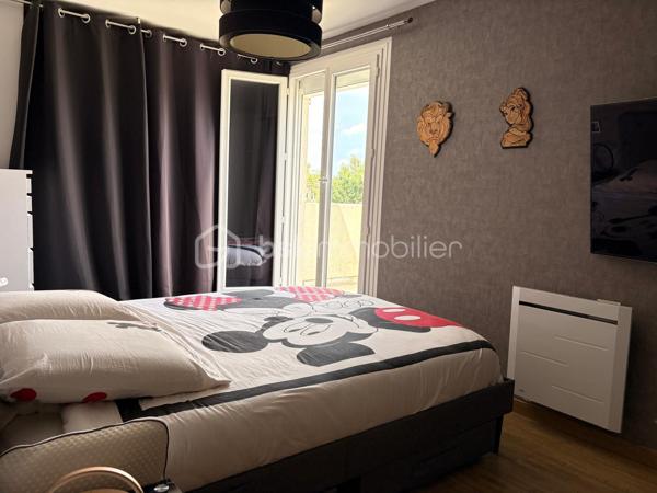 Dans un lotissement calme de Plessis-Le-Roi, vous pourrez avoir accès à toutes les commodités à pied de chez vous !
Ecoles, commerces, loisirs et transports sont à quelques minutes de cette maison.
Voici comment elle se compose :

Au rez-de-chaussée, vous arrivez sur une entrée avec un rangement pour vos chaussures et manteaux.
Ensuite, un beau volume ouvert avec un salon, une salle à manger et une cuisine aménagée et équipée. 
La salle à manger a un accès direct sur la terrasse, un indispensable pour manger un barbecue (qui reste) cet été !  Et dans le salon, il y a une cheminée pour les prochains hivers ! 

Au 1er étage, un escalier en colimaçon donne accès au palier avec un grand rangement.
Après ,il y a 3 chambres dont 1 avec son balcon privé !
Et pour finir une grande salle de bains avec baignoire d'angle, meuble vasque avec rangement et w.c. 

Concernant le jardin, il est clos, l'arrière est bien exposé et sans vis-à-vis !

La maison est bien entretenue, et elle vous attends !
Contactez-moi pour une visite.