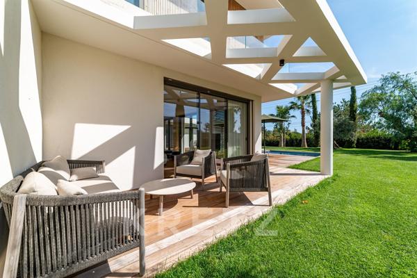 MAISON D'ARCHITECTE  AVEC PISCINE ET VUE DÉGAGÉE