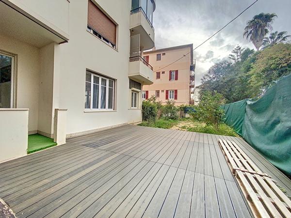 NICE CALIFORNIE, À DEUX PAS DE LA MER, UN DUPLEX ATYPIQUE AVEC 100 M² DE JARDIN