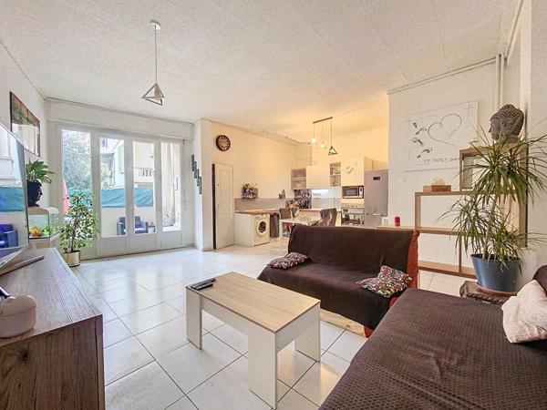 NICE CALIFORNIE, À DEUX PAS DE LA MER, UN DUPLEX ATYPIQUE AVEC 100 M² DE JARDIN
