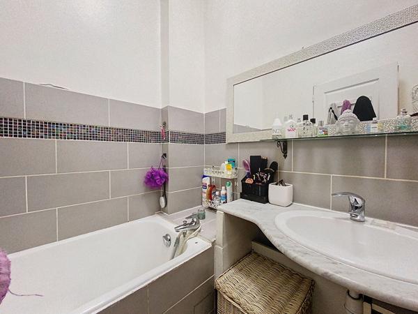 NICE CALIFORNIE, À DEUX PAS DE LA MER, UN DUPLEX ATYPIQUE AVEC 100 M² DE JARDIN