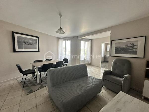 Dans une copropriété entretenue, Résidence Marmont, au centre de ville, venez découvrir cet appartement entièrement rénové de 44m2 au troisième étage avec ascenseur comprenant une entrée avec penderie, une salle de douche et wc, une pièce de vie avec un balcon, une cuisine aménagée. Une place de parking en sous-sol, une cave.