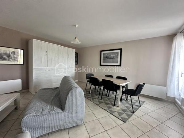 Dans une copropriété entretenue, Résidence Marmont, au centre de ville, venez découvrir cet appartement entièrement rénové de 44m2 au troisième étage avec ascenseur comprenant une entrée avec penderie, une salle de douche et wc, une pièce de vie avec un balcon, une cuisine aménagée. Une place de parking en sous-sol, une cave.