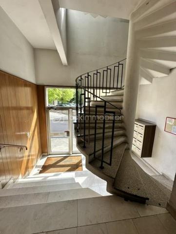 Dans une copropriété entretenue, Résidence Marmont, au centre de ville, venez découvrir cet appartement entièrement rénové de 44m2 au troisième étage avec ascenseur comprenant une entrée avec penderie, une salle de douche et wc, une pièce de vie avec un balcon, une cuisine aménagée. Une place de parking en sous-sol, une cave.
