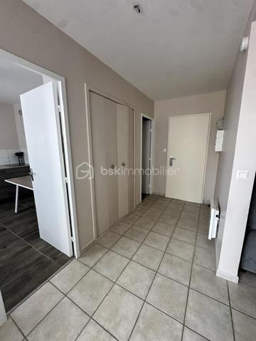 Dans une copropriété entretenue, Résidence Marmont, au centre de ville, venez découvrir cet appartement entièrement rénové de 44m2 au troisième étage avec ascenseur comprenant une entrée avec penderie, une salle de douche et wc, une pièce de vie avec un balcon, une cuisine aménagée. Une place de parking en sous-sol, une cave.