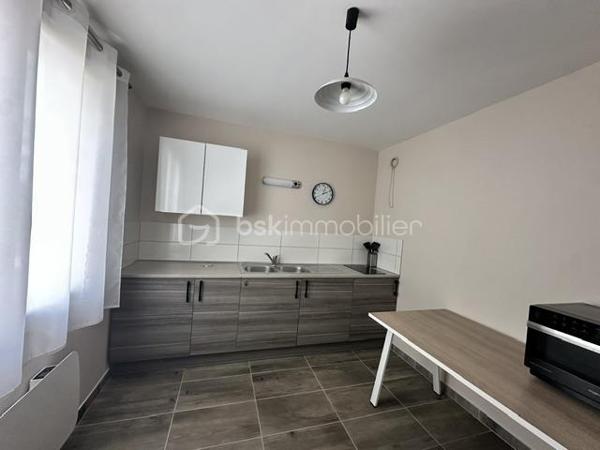 Dans une copropriété entretenue, Résidence Marmont, au centre de ville, venez découvrir cet appartement entièrement rénové de 44m2 au troisième étage avec ascenseur comprenant une entrée avec penderie, une salle de douche et wc, une pièce de vie avec un balcon, une cuisine aménagée. Une place de parking en sous-sol, une cave.