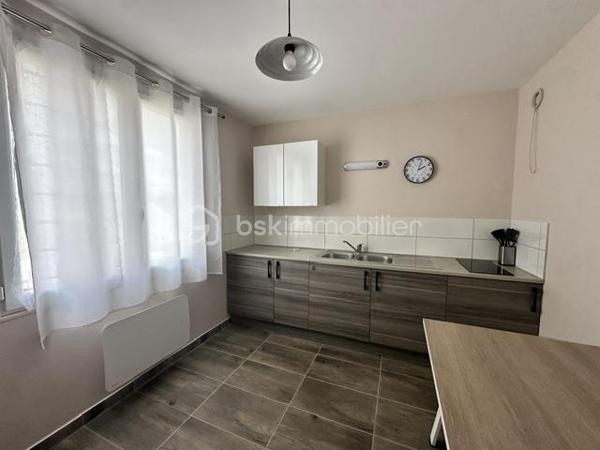 Dans une copropriété entretenue, Résidence Marmont, au centre de ville, venez découvrir cet appartement entièrement rénové de 44m2 au troisième étage avec ascenseur comprenant une entrée avec penderie, une salle de douche et wc, une pièce de vie avec un balcon, une cuisine aménagée. Une place de parking en sous-sol, une cave.