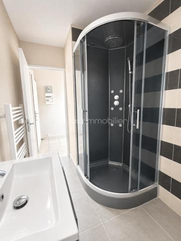 Dans une copropriété entretenue, Résidence Marmont, au centre de ville, venez découvrir cet appartement entièrement rénové de 44m2 au troisième étage avec ascenseur comprenant une entrée avec penderie, une salle de douche et wc, une pièce de vie avec un balcon, une cuisine aménagée. Une place de parking en sous-sol, une cave.