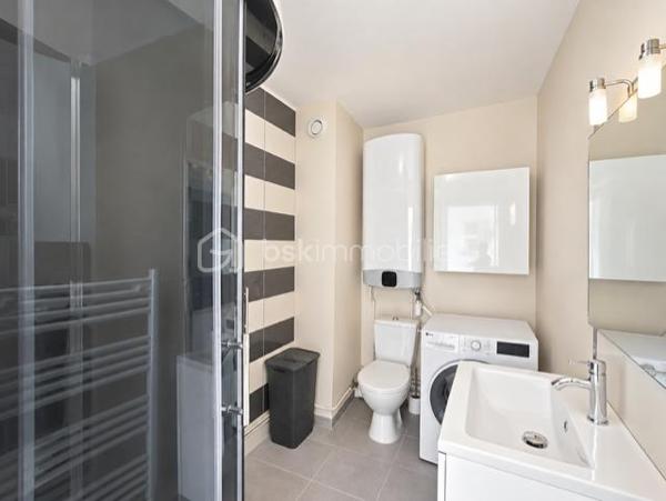 Dans une copropriété entretenue, Résidence Marmont, au centre de ville, venez découvrir cet appartement entièrement rénové de 44m2 au troisième étage avec ascenseur comprenant une entrée avec penderie, une salle de douche et wc, une pièce de vie avec un balcon, une cuisine aménagée. Une place de parking en sous-sol, une cave.