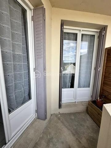 Dans une copropriété entretenue, Résidence Marmont, au centre de ville, venez découvrir cet appartement entièrement rénové de 44m2 au troisième étage avec ascenseur comprenant une entrée avec penderie, une salle de douche et wc, une pièce de vie avec un balcon, une cuisine aménagée. Une place de parking en sous-sol, une cave.