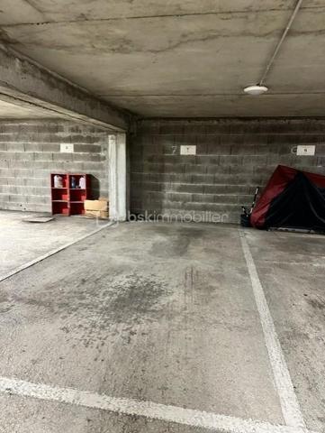 Dans une copropriété entretenue, Résidence Marmont, au centre de ville, venez découvrir cet appartement entièrement rénové de 44m2 au troisième étage avec ascenseur comprenant une entrée avec penderie, une salle de douche et wc, une pièce de vie avec un balcon, une cuisine aménagée. Une place de parking en sous-sol, une cave.