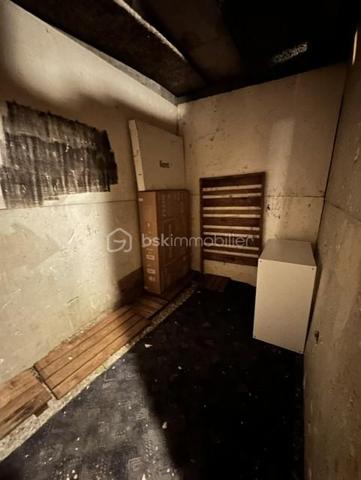 Dans une copropriété entretenue, Résidence Marmont, au centre de ville, venez découvrir cet appartement entièrement rénové de 44m2 au troisième étage avec ascenseur comprenant une entrée avec penderie, une salle de douche et wc, une pièce de vie avec un balcon, une cuisine aménagée. Une place de parking en sous-sol, une cave.