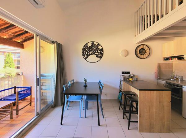 IDEAL INVESTISSEURS beau duplex T2 vendu meublé prêt à louer avec terrasse et parking privatif dans une résidence sécurisée avec piscine à la CROIX VALMER