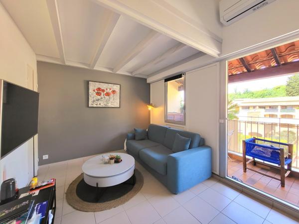 IDEAL INVESTISSEURS beau duplex T2 vendu meublé prêt à louer avec terrasse et parking privatif dans une résidence sécurisée avec piscine à la CROIX VALMER