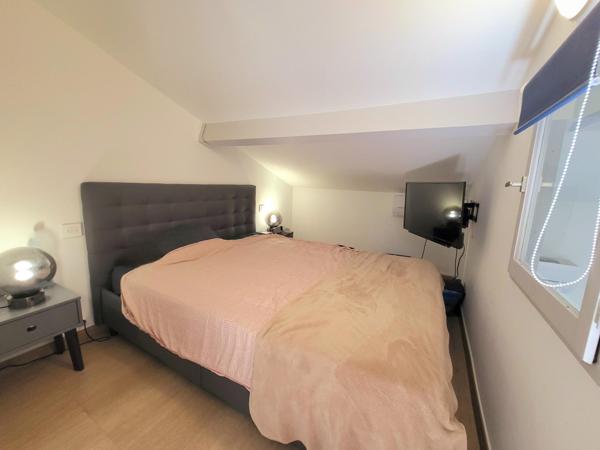 IDEAL INVESTISSEURS beau duplex T2 vendu meublé prêt à louer avec terrasse et parking privatif dans une résidence sécurisée avec piscine à la CROIX VALMER