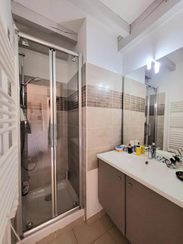 IDEAL INVESTISSEURS beau duplex T2 vendu meublé prêt à louer avec terrasse et parking privatif dans une résidence sécurisée avec piscine à la CROIX VALMER