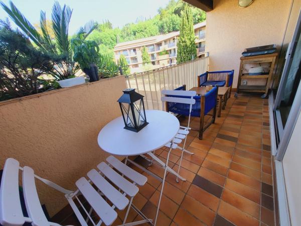 IDEAL INVESTISSEURS beau duplex T2 vendu meublé prêt à louer avec terrasse et parking privatif dans une résidence sécurisée avec piscine à la CROIX VALMER