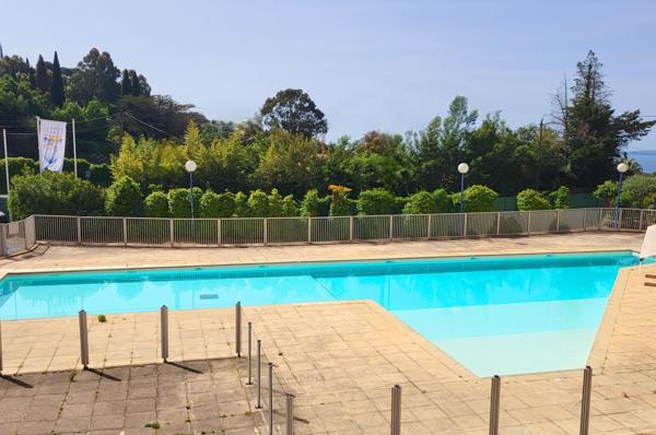 IDEAL INVESTISSEURS beau duplex T2 vendu meublé prêt à louer avec terrasse et parking privatif dans une résidence sécurisée avec piscine à la CROIX VALMER