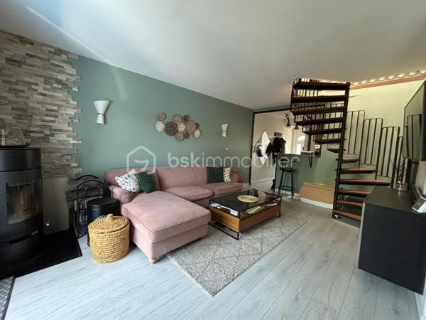 EXCLUSIVITÉ — Maison 5 pièces de 89 m² (102 m² au sol) avec jardin sans vis-à-vis

Située dans le quartier familial recherché du Bois des Friches, venez découvrir cette maison mitoyenne d'un seul côté, entièrement rénovée et sans vis-à-vis.

Des espaces de vie lumineux et fonctionnels au RDC :

- Entrée indépendante.
- Cuisine ouverte aménagée et équipée.
- Séjour / salle à manger chaleureux avec poêle à bois, ouvrant directement sur la terrasse et le jardin.
- Espace buanderie avec de nombreux rangements.
- WC indépendant avec lave-mains.

Un étage optimisé pour toute la famille :

- Palier aménagé avec un premier espace dressing.
- 3 chambres avec placards, dont une bénéficiant de son propre dressing privatif.
- Salle d’eau moderne.
- Second WC séparé avec lave-mains.

Un cadre de vie idéal au quotidien :
- Écoles maternelle et primaire dans la résidence (trajets à pied en toute sécurité).
- Centre commercial Pince-vent et lignes de bus à proximité

Les +++ :
- Double vitrage PVC + volets électriques
- Poêle à bois
- Multiples rangements
- Store Banne
- Toit terrasse refait
- Chaudière récente
- 2 stationnements à l'avant de la maison 

A découvrir sans tarder ! visites possibles 7j/7 au 0658678448