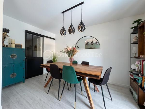 EXCLUSIVITÉ — Maison 5 pièces de 89 m² (102 m² au sol) avec jardin sans vis-à-vis

Située dans le quartier familial recherché du Bois des Friches, venez découvrir cette maison mitoyenne d'un seul côté, entièrement rénovée et sans vis-à-vis.

Des espaces de vie lumineux et fonctionnels au RDC :

- Entrée indépendante.
- Cuisine ouverte aménagée et équipée.
- Séjour / salle à manger chaleureux avec poêle à bois, ouvrant directement sur la terrasse et le jardin.
- Espace buanderie avec de nombreux rangements.
- WC indépendant avec lave-mains.

Un étage optimisé pour toute la famille :

- Palier aménagé avec un premier espace dressing.
- 3 chambres avec placards, dont une bénéficiant de son propre dressing privatif.
- Salle d’eau moderne.
- Second WC séparé avec lave-mains.

Un cadre de vie idéal au quotidien :
- Écoles maternelle et primaire dans la résidence (trajets à pied en toute sécurité).
- Centre commercial Pince-vent et lignes de bus à proximité

Les +++ :
- Double vitrage PVC + volets électriques
- Poêle à bois
- Multiples rangements
- Store Banne
- Toit terrasse refait
- Chaudière récente
- 2 stationnements à l'avant de la maison 

A découvrir sans tarder ! visites possibles 7j/7 au 0658678448