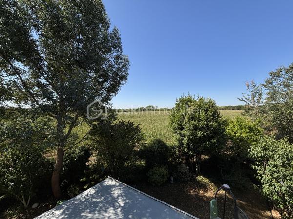 EXCLUSIVITÉ — Maison 5 pièces de 89 m² (102 m² au sol) avec jardin sans vis-à-vis

Située dans le quartier familial recherché du Bois des Friches, venez découvrir cette maison mitoyenne d'un seul côté, entièrement rénovée et sans vis-à-vis.

Des espaces de vie lumineux et fonctionnels au RDC :

- Entrée indépendante.
- Cuisine ouverte aménagée et équipée.
- Séjour / salle à manger chaleureux avec poêle à bois, ouvrant directement sur la terrasse et le jardin.
- Espace buanderie avec de nombreux rangements.
- WC indépendant avec lave-mains.

Un étage optimisé pour toute la famille :

- Palier aménagé avec un premier espace dressing.
- 3 chambres avec placards, dont une bénéficiant de son propre dressing privatif.
- Salle d’eau moderne.
- Second WC séparé avec lave-mains.

Un cadre de vie idéal au quotidien :
- Écoles maternelle et primaire dans la résidence (trajets à pied en toute sécurité).
- Centre commercial Pince-vent et lignes de bus à proximité

Les +++ :
- Double vitrage PVC + volets électriques
- Poêle à bois
- Multiples rangements
- Store Banne
- Toit terrasse refait
- Chaudière récente
- 2 stationnements à l'avant de la maison 

A découvrir sans tarder ! visites possibles 7j/7 au 0658678448