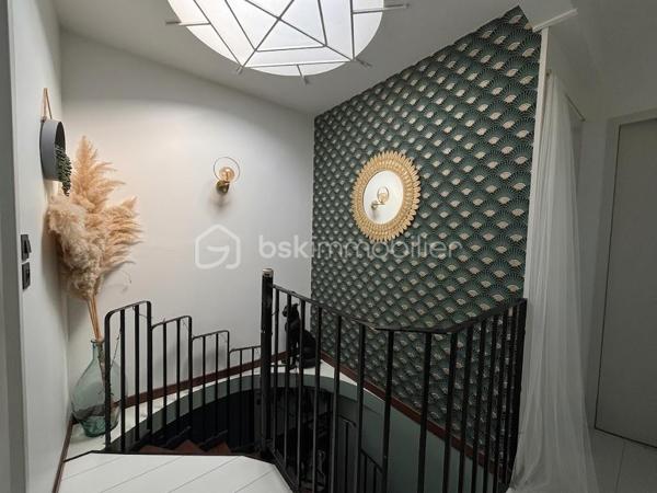 EXCLUSIVITÉ — Maison 5 pièces de 89 m² (102 m² au sol) avec jardin sans vis-à-vis

Située dans le quartier familial recherché du Bois des Friches, venez découvrir cette maison mitoyenne d'un seul côté, entièrement rénovée et sans vis-à-vis.

Des espaces de vie lumineux et fonctionnels au RDC :

- Entrée indépendante.
- Cuisine ouverte aménagée et équipée.
- Séjour / salle à manger chaleureux avec poêle à bois, ouvrant directement sur la terrasse et le jardin.
- Espace buanderie avec de nombreux rangements.
- WC indépendant avec lave-mains.

Un étage optimisé pour toute la famille :

- Palier aménagé avec un premier espace dressing.
- 3 chambres avec placards, dont une bénéficiant de son propre dressing privatif.
- Salle d’eau moderne.
- Second WC séparé avec lave-mains.

Un cadre de vie idéal au quotidien :
- Écoles maternelle et primaire dans la résidence (trajets à pied en toute sécurité).
- Centre commercial Pince-vent et lignes de bus à proximité

Les +++ :
- Double vitrage PVC + volets électriques
- Poêle à bois
- Multiples rangements
- Store Banne
- Toit terrasse refait
- Chaudière récente
- 2 stationnements à l'avant de la maison 

A découvrir sans tarder ! visites possibles 7j/7 au 0658678448