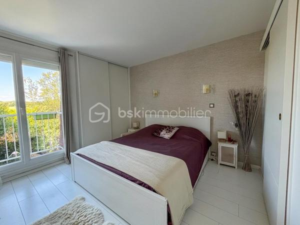 EXCLUSIVITÉ — Maison 5 pièces de 89 m² (102 m² au sol) avec jardin sans vis-à-vis

Située dans le quartier familial recherché du Bois des Friches, venez découvrir cette maison mitoyenne d'un seul côté, entièrement rénovée et sans vis-à-vis.

Des espaces de vie lumineux et fonctionnels au RDC :

- Entrée indépendante.
- Cuisine ouverte aménagée et équipée.
- Séjour / salle à manger chaleureux avec poêle à bois, ouvrant directement sur la terrasse et le jardin.
- Espace buanderie avec de nombreux rangements.
- WC indépendant avec lave-mains.

Un étage optimisé pour toute la famille :

- Palier aménagé avec un premier espace dressing.
- 3 chambres avec placards, dont une bénéficiant de son propre dressing privatif.
- Salle d’eau moderne.
- Second WC séparé avec lave-mains.

Un cadre de vie idéal au quotidien :
- Écoles maternelle et primaire dans la résidence (trajets à pied en toute sécurité).
- Centre commercial Pince-vent et lignes de bus à proximité

Les +++ :
- Double vitrage PVC + volets électriques
- Poêle à bois
- Multiples rangements
- Store Banne
- Toit terrasse refait
- Chaudière récente
- 2 stationnements à l'avant de la maison 

A découvrir sans tarder ! visites possibles 7j/7 au 0658678448