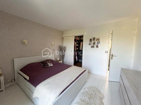 EXCLUSIVITÉ — Maison 5 pièces de 89 m² (102 m² au sol) avec jardin sans vis-à-vis

Située dans le quartier familial recherché du Bois des Friches, venez découvrir cette maison mitoyenne d'un seul côté, entièrement rénovée et sans vis-à-vis.

Des espaces de vie lumineux et fonctionnels au RDC :

- Entrée indépendante.
- Cuisine ouverte aménagée et équipée.
- Séjour / salle à manger chaleureux avec poêle à bois, ouvrant directement sur la terrasse et le jardin.
- Espace buanderie avec de nombreux rangements.
- WC indépendant avec lave-mains.

Un étage optimisé pour toute la famille :

- Palier aménagé avec un premier espace dressing.
- 3 chambres avec placards, dont une bénéficiant de son propre dressing privatif.
- Salle d’eau moderne.
- Second WC séparé avec lave-mains.

Un cadre de vie idéal au quotidien :
- Écoles maternelle et primaire dans la résidence (trajets à pied en toute sécurité).
- Centre commercial Pince-vent et lignes de bus à proximité

Les +++ :
- Double vitrage PVC + volets électriques
- Poêle à bois
- Multiples rangements
- Store Banne
- Toit terrasse refait
- Chaudière récente
- 2 stationnements à l'avant de la maison 

A découvrir sans tarder ! visites possibles 7j/7 au 0658678448