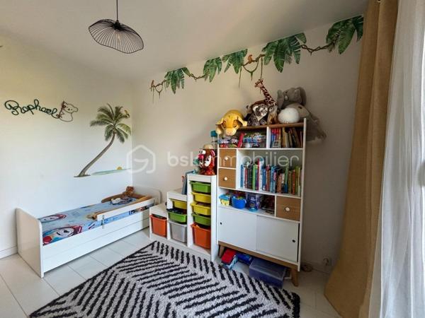 EXCLUSIVITÉ — Maison 5 pièces de 89 m² (102 m² au sol) avec jardin sans vis-à-vis

Située dans le quartier familial recherché du Bois des Friches, venez découvrir cette maison mitoyenne d'un seul côté, entièrement rénovée et sans vis-à-vis.

Des espaces de vie lumineux et fonctionnels au RDC :

- Entrée indépendante.
- Cuisine ouverte aménagée et équipée.
- Séjour / salle à manger chaleureux avec poêle à bois, ouvrant directement sur la terrasse et le jardin.
- Espace buanderie avec de nombreux rangements.
- WC indépendant avec lave-mains.

Un étage optimisé pour toute la famille :

- Palier aménagé avec un premier espace dressing.
- 3 chambres avec placards, dont une bénéficiant de son propre dressing privatif.
- Salle d’eau moderne.
- Second WC séparé avec lave-mains.

Un cadre de vie idéal au quotidien :
- Écoles maternelle et primaire dans la résidence (trajets à pied en toute sécurité).
- Centre commercial Pince-vent et lignes de bus à proximité

Les +++ :
- Double vitrage PVC + volets électriques
- Poêle à bois
- Multiples rangements
- Store Banne
- Toit terrasse refait
- Chaudière récente
- 2 stationnements à l'avant de la maison 

A découvrir sans tarder ! visites possibles 7j/7 au 0658678448