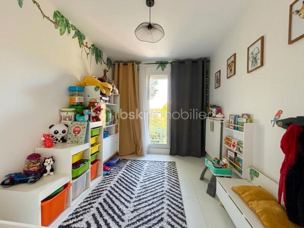 EXCLUSIVITÉ — Maison 5 pièces de 89 m² (102 m² au sol) avec jardin sans vis-à-vis

Située dans le quartier familial recherché du Bois des Friches, venez découvrir cette maison mitoyenne d'un seul côté, entièrement rénovée et sans vis-à-vis.

Des espaces de vie lumineux et fonctionnels au RDC :

- Entrée indépendante.
- Cuisine ouverte aménagée et équipée.
- Séjour / salle à manger chaleureux avec poêle à bois, ouvrant directement sur la terrasse et le jardin.
- Espace buanderie avec de nombreux rangements.
- WC indépendant avec lave-mains.

Un étage optimisé pour toute la famille :

- Palier aménagé avec un premier espace dressing.
- 3 chambres avec placards, dont une bénéficiant de son propre dressing privatif.
- Salle d’eau moderne.
- Second WC séparé avec lave-mains.

Un cadre de vie idéal au quotidien :
- Écoles maternelle et primaire dans la résidence (trajets à pied en toute sécurité).
- Centre commercial Pince-vent et lignes de bus à proximité

Les +++ :
- Double vitrage PVC + volets électriques
- Poêle à bois
- Multiples rangements
- Store Banne
- Toit terrasse refait
- Chaudière récente
- 2 stationnements à l'avant de la maison 

A découvrir sans tarder ! visites possibles 7j/7 au 0658678448